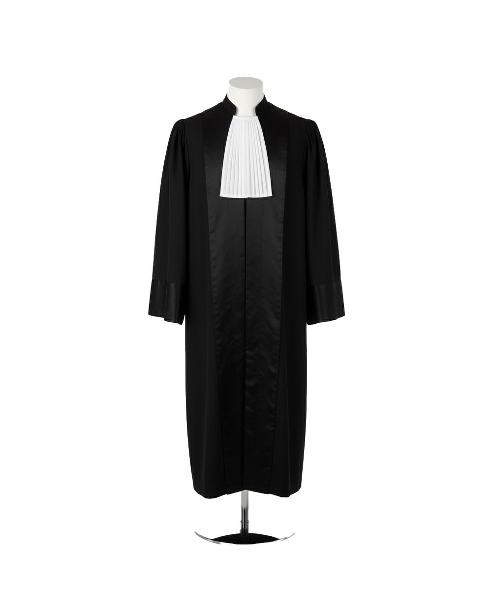 Robă de judecător Standard, vedere din față — fâșii de satin pe piept și bavetă albă plisată